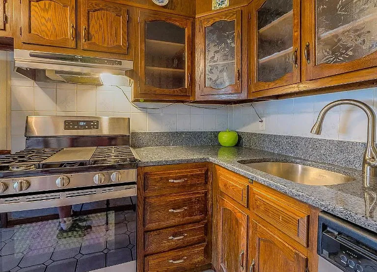 1075 Brookwood Ln — Photo 3