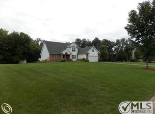 11245 Youngstree Ct, Springfield Township, MI 48350