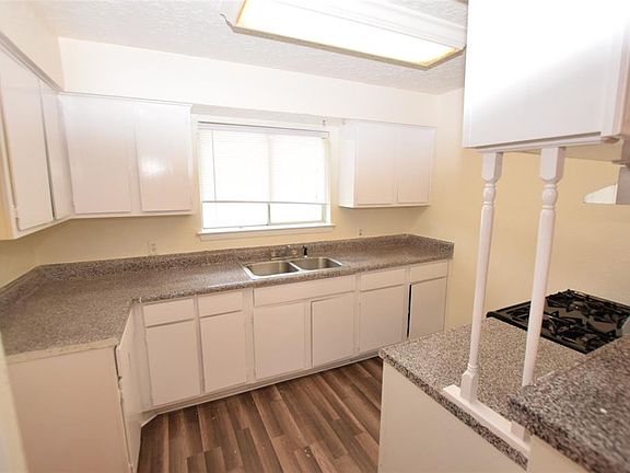 3rd image of 809 Glenmore Dr