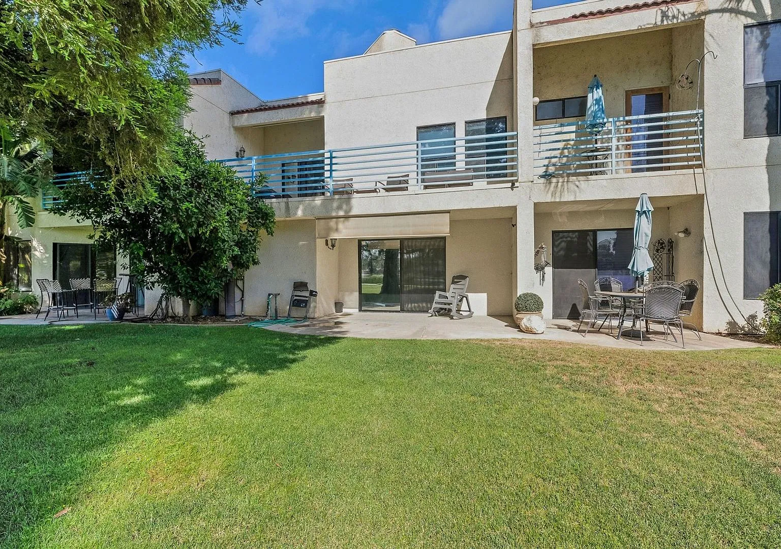 Exceptional home with modern luxury 3BR 2.5 B and lake , pool and mountain views! — Photo 4
