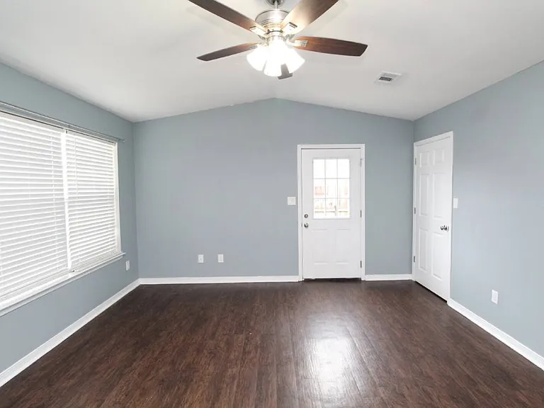 2709 Chicago Ct — Photo 3