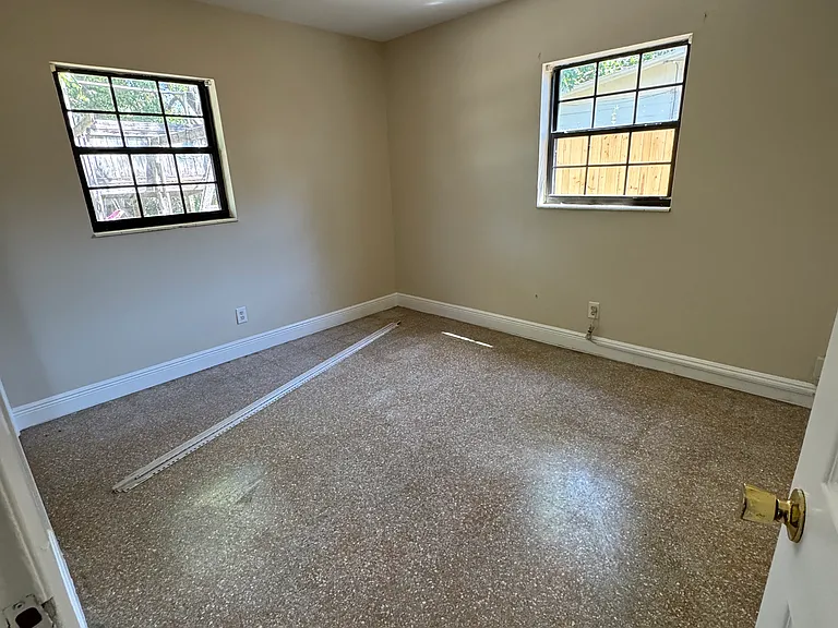10715 N Dixon Ave — Photo 11