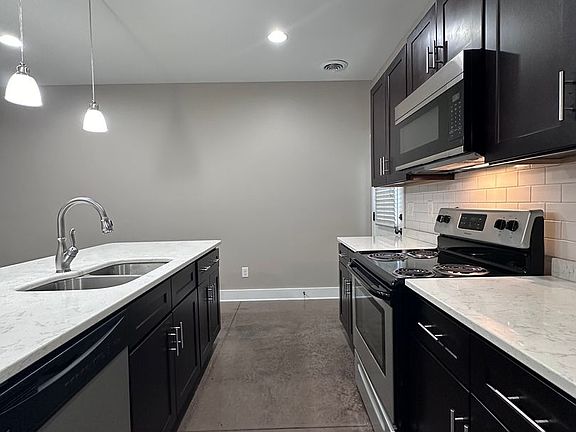 5th image of 425 Sutherland View Way #405