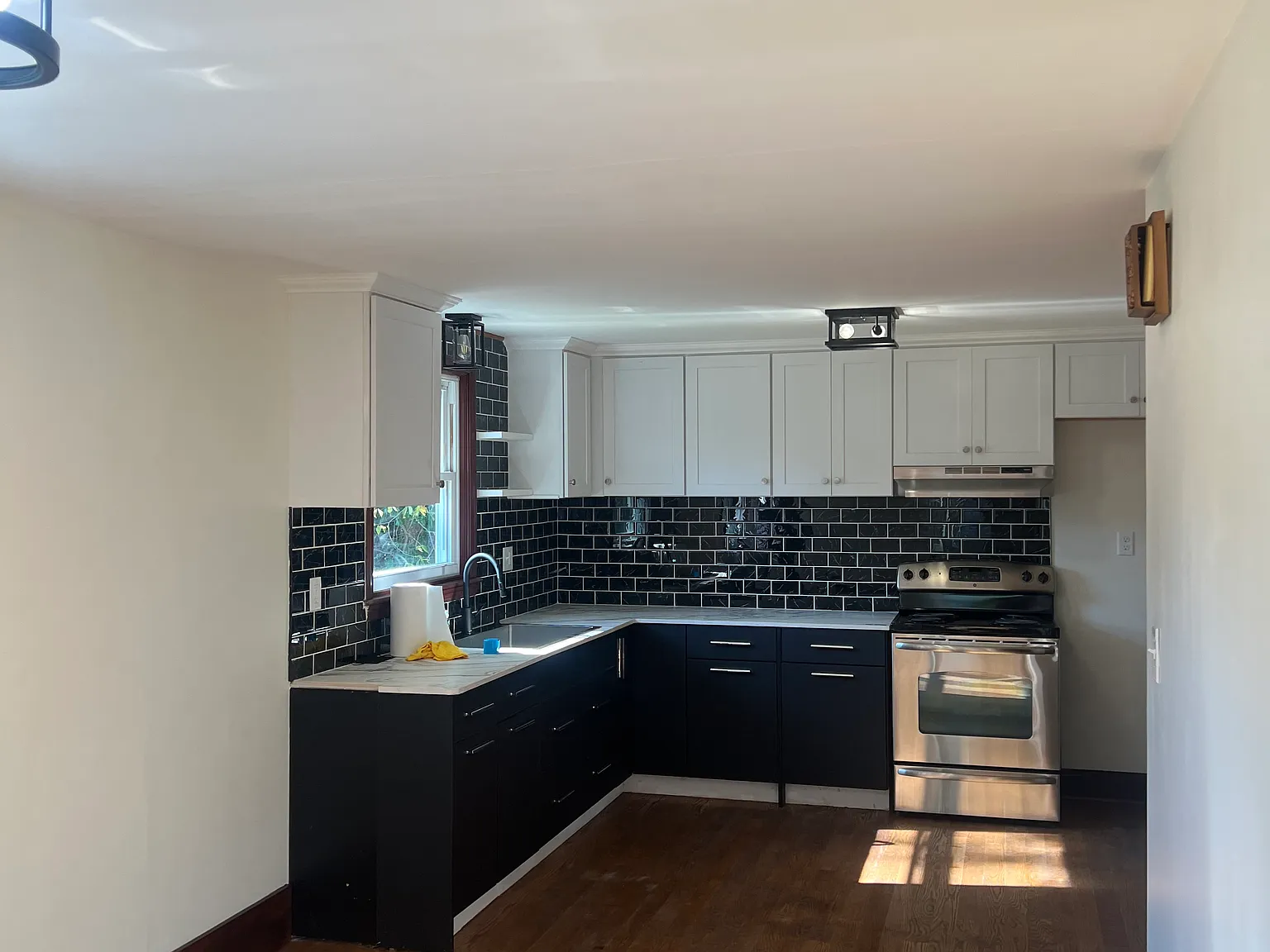 4 bed, 2928 sqft, $4,400 — Photo 1