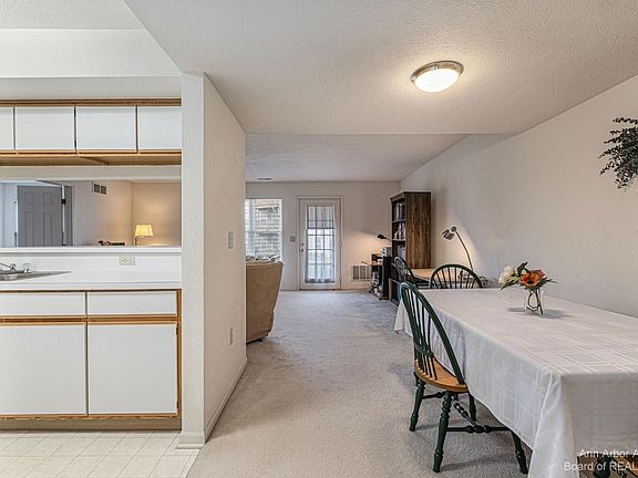 3rd image of 1294 Heatherwood Ln