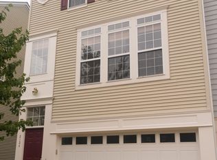 2124 Capstone Cir, Herndon, VA 20170