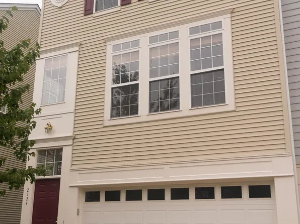 2124 Capstone Cir, Herndon, VA 20170