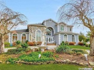 12 Phillips Ln, Lake Grove, NY 11755