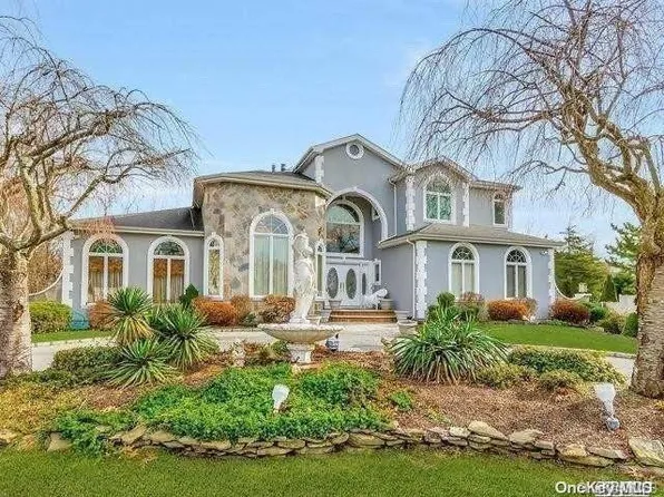 12 Phillips Lane, Lake Grove, NY 11755