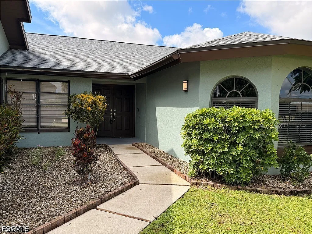 3 bed, 2.0 bath, 2317 sqft, $2,200 — Photo 2