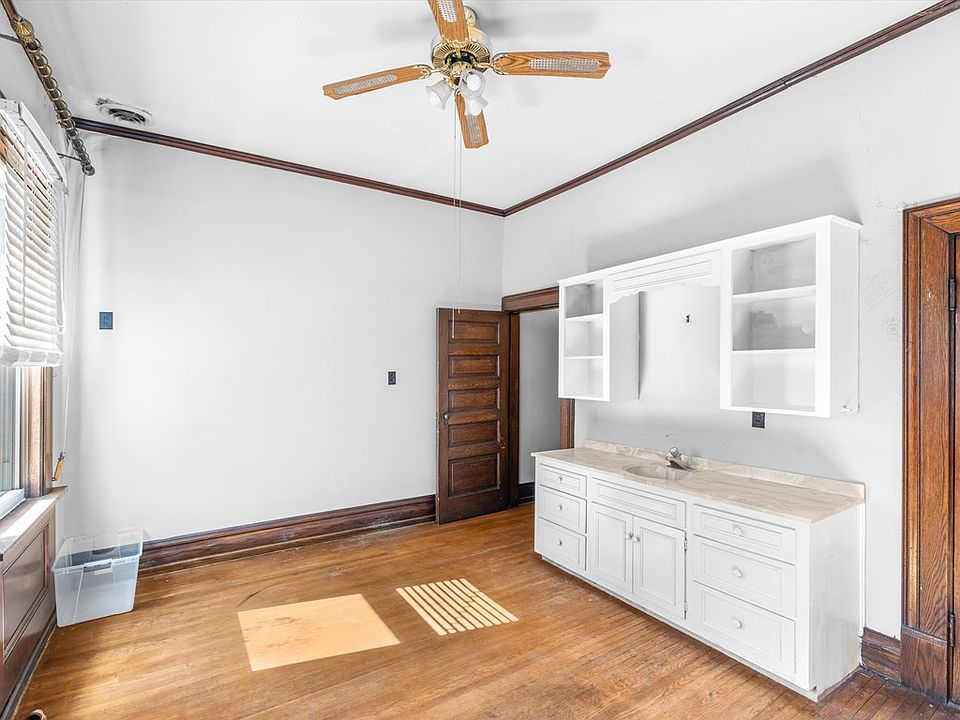 37th image of 315 E Main St