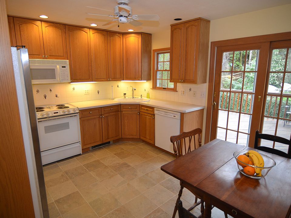 Eat-In Kitchen