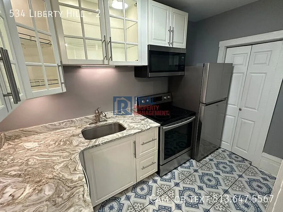 Fantastic and Spacious Condo in Great Location! — Photo 3