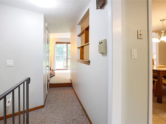 5th image of 61 Woodridge Trl