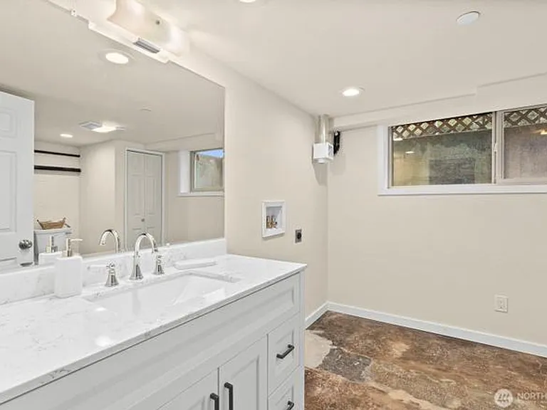 501 N Oak St — Photo 9