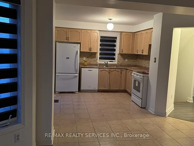 44 Saintsbury Cres — Photo 5