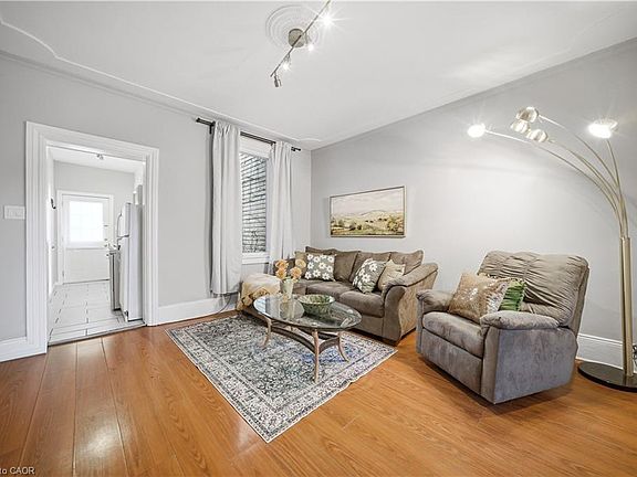 5th image of 107 Queen St S