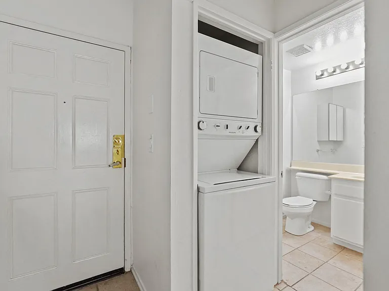 111 S Croft Ave — Photo 32