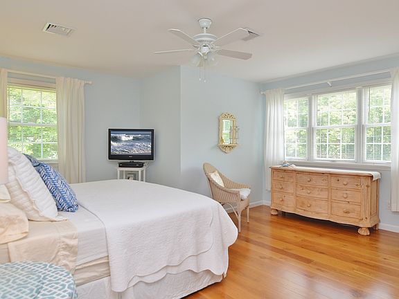 5th image of 48 Manor Ln S