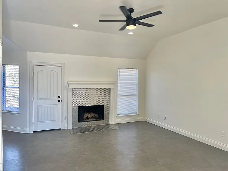 517 Meadowcrest Dr — Photo 2