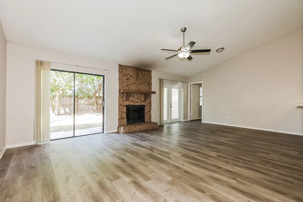 3 bed, 2.0 bath, 1392 sqft, $3,530 — Photo 3