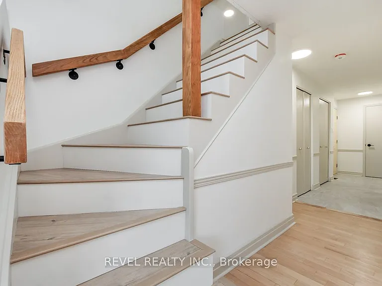 5 Sandhurst Ct — Photo 2