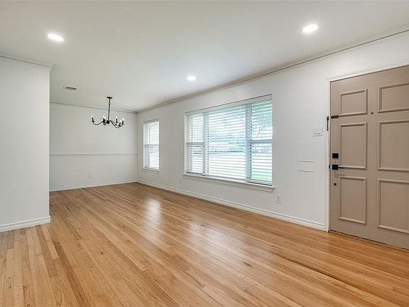 3rd image of 6404 Glennox Ln