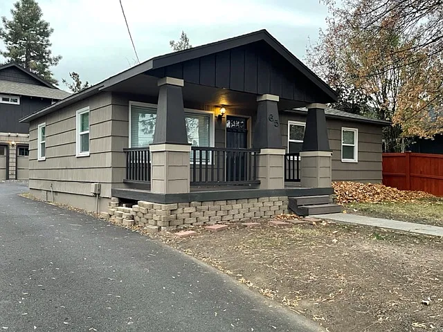 65 SW Roosevelt Ave #A