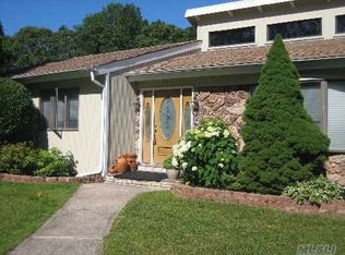 25 Oak Ln, Hampton Bays, NY 11946