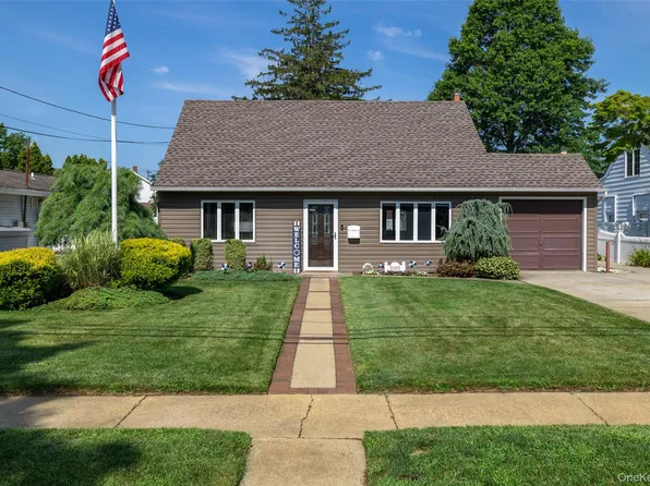 2100 North Drive, Seaford, NY 11783