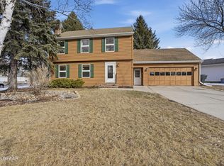 3909 Fairview Dr, Grand Forks, ND 58201