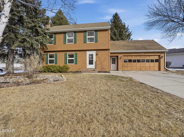 3909 Fairview Dr, Grand Forks, ND 58201