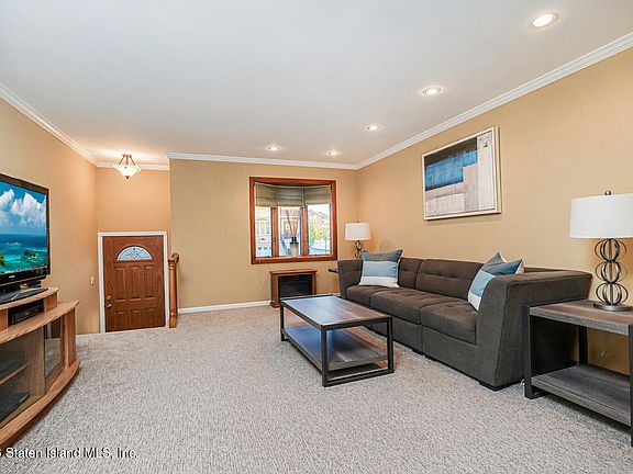 5th image of 120 Ridgewood Ave
