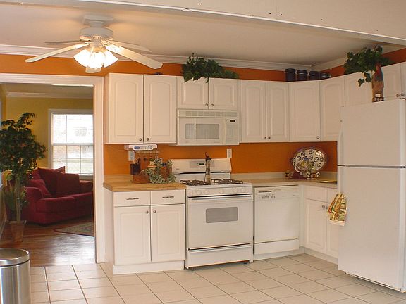 Bright Kitchen w/Huge Eating Area