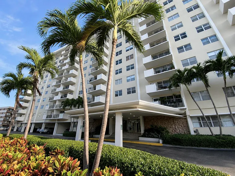 401 Golden Isles Dr #402 — Photo 17
