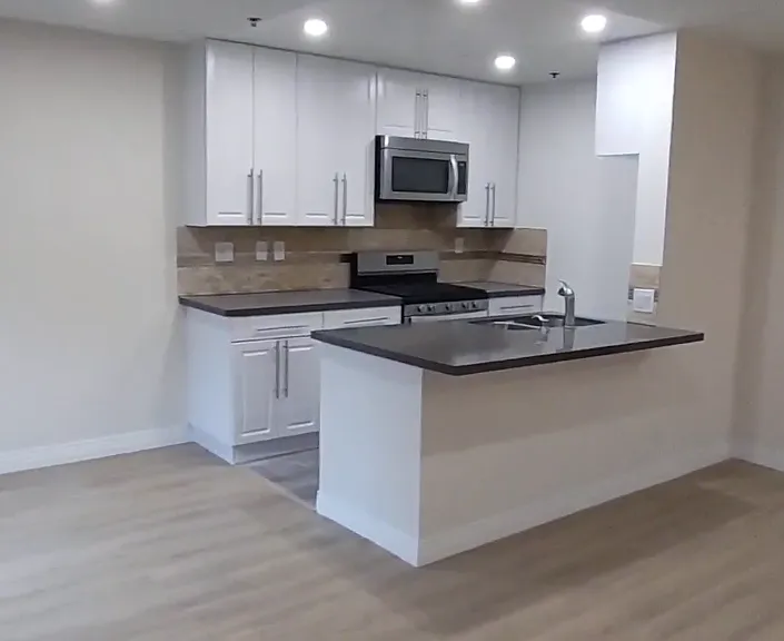 Burton Way Apartments — Photo 26