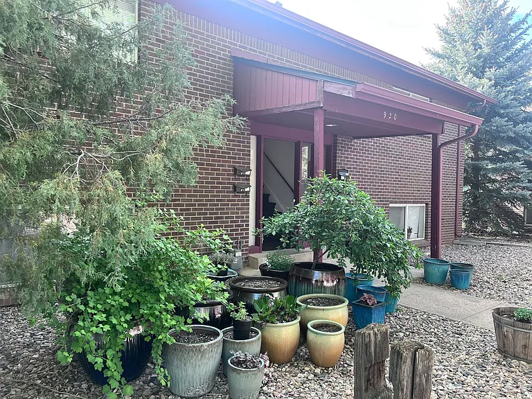 920 James Court — Photo 2