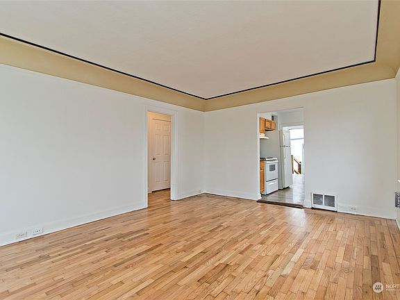 Living Room Facing Kitchen and Hall>