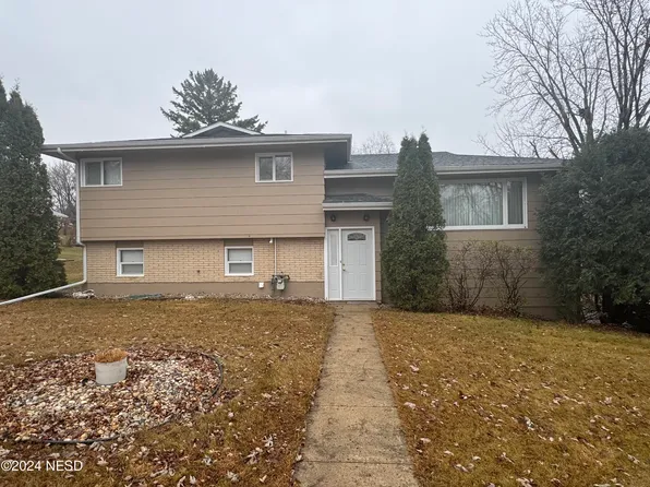 911 Parkway Dr, Clear Lake, SD 57226