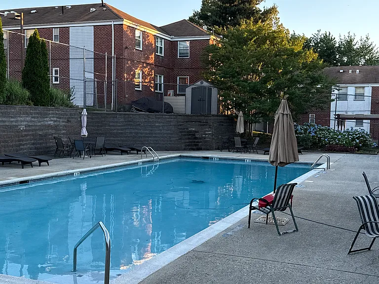 Cloverdale Ln — Photo 18