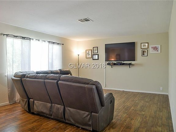 4th image of 652 Glenwood Ln