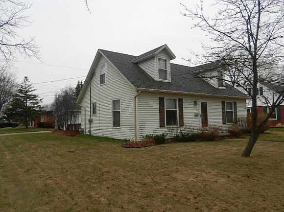 2nd image of 930 Robin St