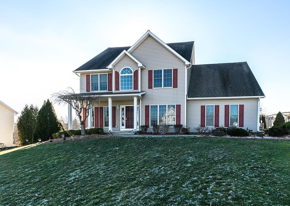 1st image of 4 Turnberry Dr