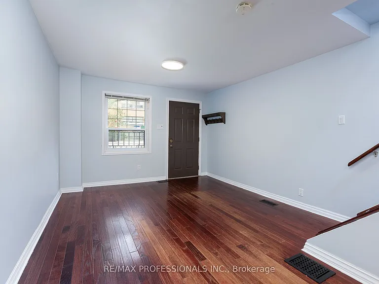 4 Runnymede Rd — Photo 5