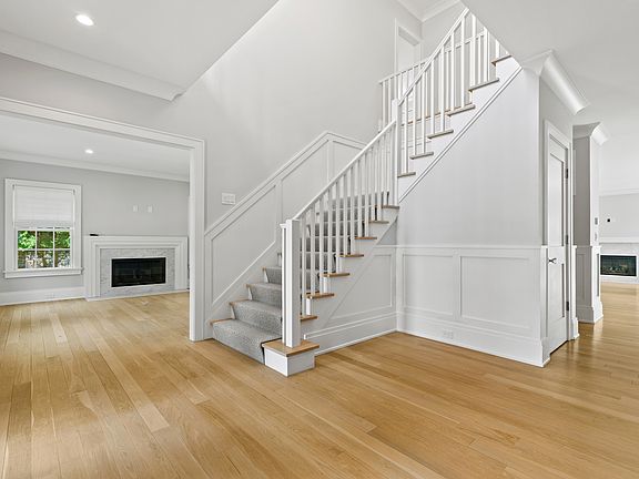 3rd image of 25 Hunt Pl