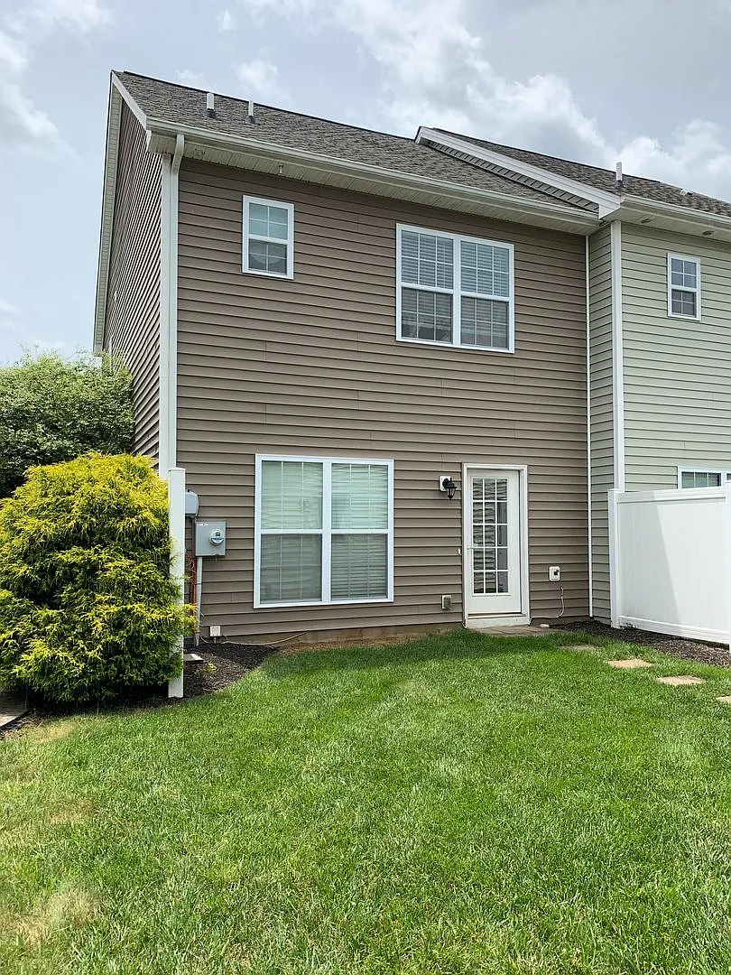 2 Bedroom, 2.5 Bath Townhouse with detached one-car garage — Photo 2