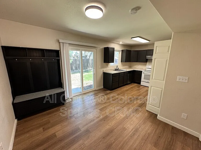 235 Ellers Grv — Photo 3