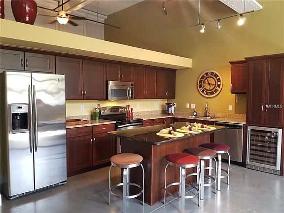 3rd image of 1501 W Horatio St APT 114