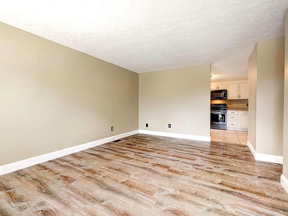 4th image of 2431 Hunt Ave