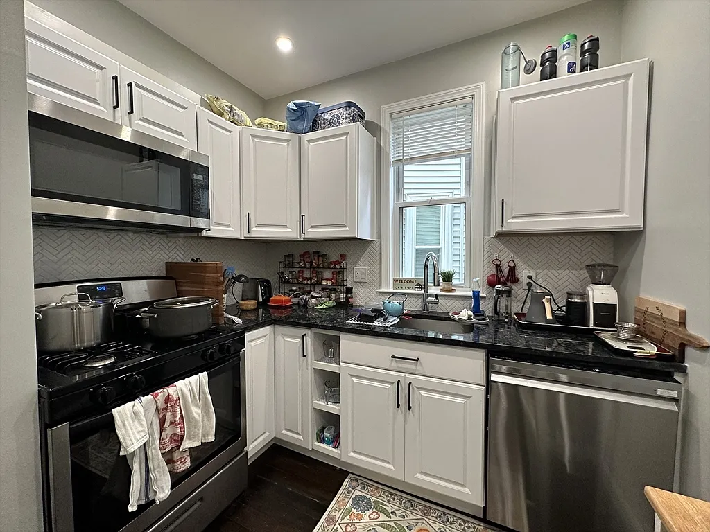 3 bed, 1.0 bath, 1100 sqft, $3,400 — Photo 1